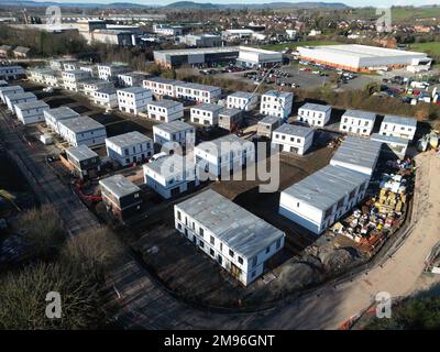 Vue aérienne du chantier de construction modulaire avec des maisons à faible coût et propriété partagée sur le site de Brown Field à Hereford, Royaume-Uni, prise janvier 2023 Banque D'Images