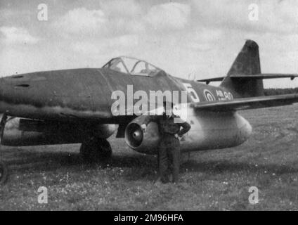 Avion et pilote dans un champ pendant la Seconde Guerre mondiale. Banque D'Images