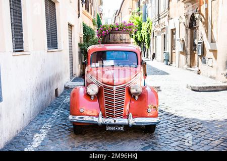 ROME, ITALIE - 30 JUIN 2019 : ramassage rouge vintage dans la rue de Trastevere. Rome, Italie. Banque D'Images