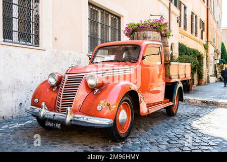 ROME, ITALIE - 30 JUIN 2019 : ramassage rouge vintage dans la rue de Trastevere. Rome, Italie. Banque D'Images