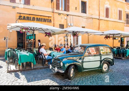 ROME, ITALIE - 30 JUIN 2019 : voiture vert vintage dans la rue de Trastevere. Rome, Italie. Banque D'Images
