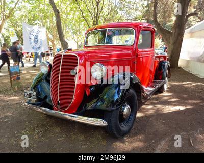 Vieux camion rouge et noir 1936 Ford modèle 68 V8 sous les arbres. Jour ensoleillé. Autoclasica 2022 Classic car show Banque D'Images