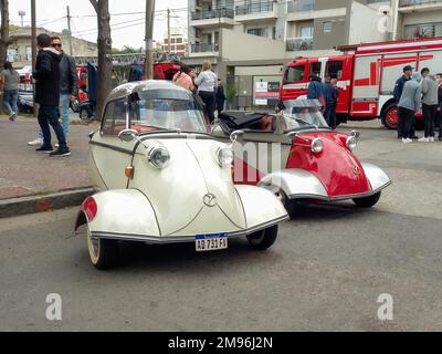 Vieille économie classique 1950s Messerschmitt KR200 Kabinenroller coupé et KR201 roadster une porte trois roues micro voitures allemandes garées dans la rue. Banque D'Images