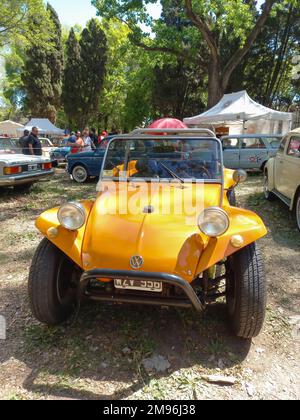 Old Yellow Volkswagen Beach dune buggy dans un parc. Nature, arbres. Autoclasica 2022 Classic car show. Banque D'Images