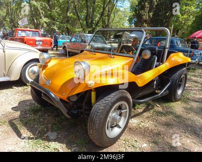 Old Yellow Volkswagen Beach dune buggy dans un parc. Nature, arbres. Autoclasica 2022 Classic car show. Banque D'Images