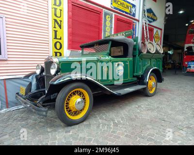 Antique vintage Old 1930 Chevrolet six Series AD Universal beer Barrel livraison pick-up filleteado art sur la rue pavée à la boutique de pneus Banque D'Images