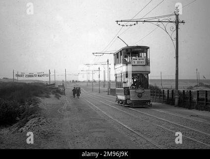 Un tramway électrique sur la route de Lytham St Annes, Lancashire, avec le conducteur debout devant en uniforme. Banque D'Images