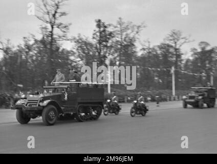 Une parade militaire avec jeeps et motos. Banque D'Images