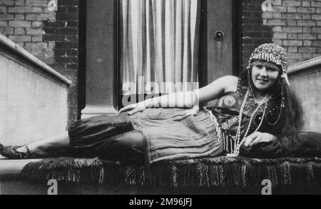 Une jeune femme en costume exotique, portée pour un carnaval de rue. Banque D'Images