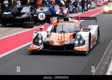 Neil Glover et Jason Greenss', Orange et White Ligier LMP3, lors de la session de qualification des Masters Endurance Legends; Silverstone Classic 2022 Banque D'Images