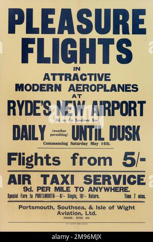 Poster Pleasure Flights, Portsmouth, Southsea & Isle of Wight Aviation Ltd Offrant des vols dans des avions modernes attrayants à l'aéroport de Ryde's New, tous les jours jusqu'au crépuscule, prix à partir de cinq shillings, avec un service de taxi aérien à ninepence par mile. Banque D'Images