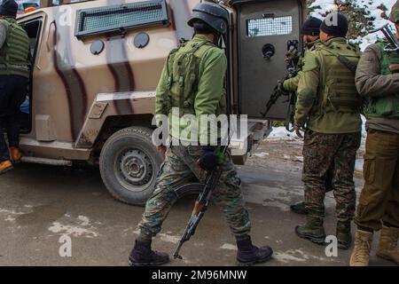 Srinagar, Inde. 16th janvier 2023. Les troupes paramilitaires indiennes arrivent sur le site de fusillade à Budgam, dans le centre du Cachemire. Deux militants de Lashkar-e-Taiba, qui voyageaient dans un véhicule, ont été tués lors d'une brève fusillade avec les forces gouvernementales indiennes dans le district de Budgam au Cachemire. Haut de la page un responsable de la police a déclaré que des militants du duo avaient précédemment échappé à la récente rencontre dans le même quartier. Crédit : SOPA Images Limited/Alamy Live News Banque D'Images