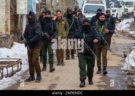 Srinagar, Inde. 16th janvier 2023. Des policiers indiens marchent près du site de fusillade à Budgam, dans le centre du Cachemire. Deux militants de Lashkar-e-Taiba, qui voyageaient dans un véhicule, ont été tués lors d'une brève fusillade avec les forces gouvernementales indiennes dans le district de Budgam au Cachemire. Haut de la page un responsable de la police a déclaré que des militants du duo avaient précédemment échappé à la récente rencontre dans le même quartier. (Photo de Faisal Bashir/SOPA Images/Sipa USA) crédit: SIPA USA/Alay Live News Banque D'Images