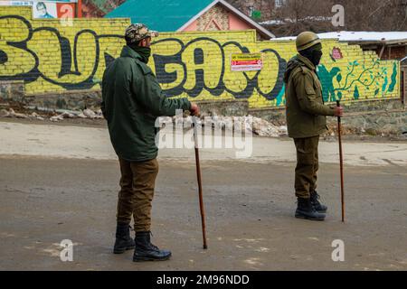 Srinagar, Inde. 16th janvier 2023. Les policiers indiens tiennent des gardes près du site de fusillade à Budgam, dans le centre du Cachemire. Deux militants de Lashkar-e-Toiba, qui voyageaient dans un véhicule, ont été tués lors d'une brève fusillade avec les forces gouvernementales indiennes dans le district de Budgam au Cachemire. Haut de la page un responsable de la police a déclaré que des militants du duo avaient précédemment échappé à la récente rencontre dans le même quartier. (Photo de Faisal Bashir/SOPA Images/Sipa USA) crédit: SIPA USA/Alay Live News Banque D'Images