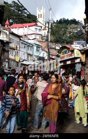 Inde, Himachal Pradesh, Shimla: Shoppers on the Mall, Christ Church. Banque D'Images