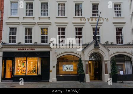 Maison de vente aux enchères Sotheby's avec un magasin Roger Vivier juste à côté sur New Bond Street à LONDRES en Angleterre Banque D'Images