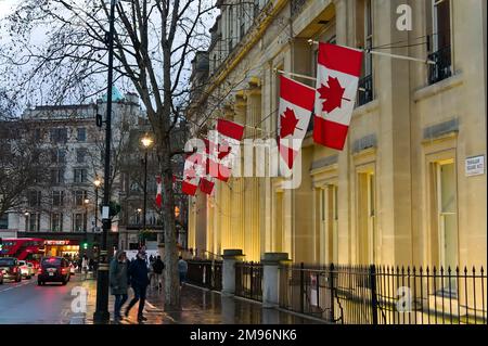 Maison du Canada (l'ambassade du Canada) avec sa rangée de drapeaux illuminés sur Trafalgar Square. Banque D'Images