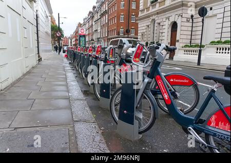 Des vélos de location parrainés par Santander alignés le long d'une rue du centre de Londres. Banque D'Images