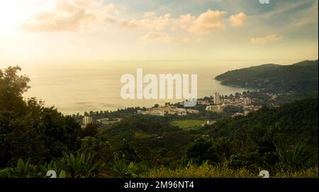 Vue sur la plage de Kata au coucher du soleil. Grand Bouddha près. Destinations importantes en Thaïlande voyage. Phuket, Thaïlande Banque D'Images