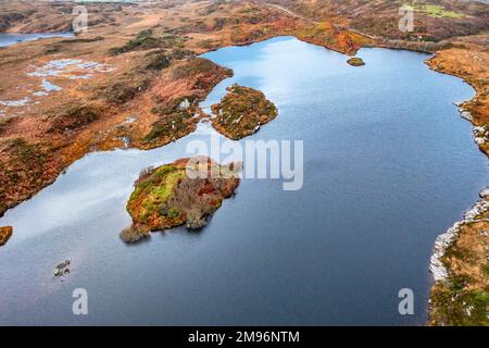 Vue aérienne de Lough Doon entre Portnoo et Ardara qui est célèbre pour le fort médiéval - Comté Donegal - Irlande Banque D'Images