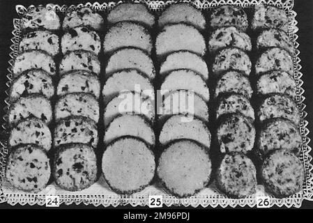 Desserts macarons et pains à thé. (24) plaquettes de cerisier, (25) plaquettes de noyer, (26) plaquettes de ananas. Banque D'Images