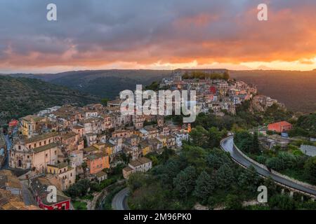 Ragusa Ibla, Italie vue sur la ville au crépuscule en Sicile. Banque D'Images