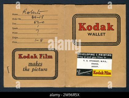 Portefeuille de films photographiques, publicité de film Kodak, avec l'étiquette du développeur, T G Stewart, chimiste, Ascot. Un film développé et sept tirages réalisés, coûtant un shilling et un eightpence au total. Banque D'Images