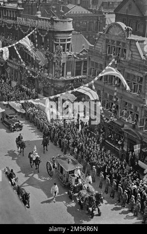 Vue aérienne de la procession du Jubilé d'argent dans le centre de Londres, avec drapeaux et guirlandes. Banque D'Images