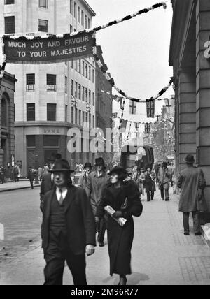 Scène de rue du Jubilé d'argent à Londres, avec guirlandes et drapeaux. Banque D'Images