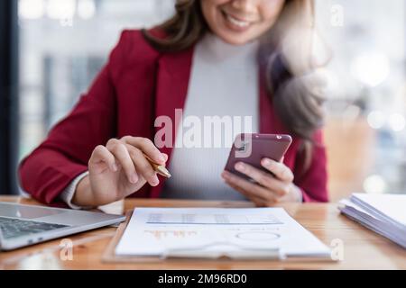 Une femme d'affaires réalise un KYC à l'aide d'un programme bancaire en ligne afin d'ouvrir un compte d'épargne numérique. La définition de la cybersécurité Banque D'Images