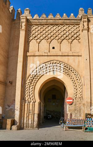 Porte à la médina de Fès, Maroc, Afrique Banque D'Images