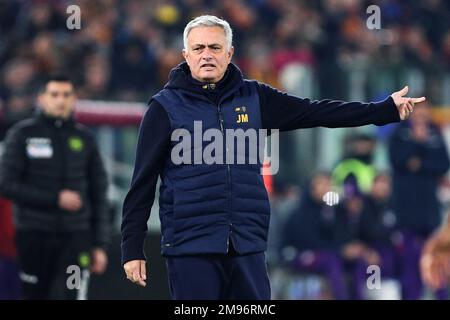 José 'Mourinho entraîneur en chef des gestes roms pendant le championnat italien Serie Un match de football entre AS Roma et ACF Fiorentina sur 15 janvier 2023 au Stadio Olimpico à Rome, Italie - photo: Federico Proietti/DPPI/LiveMedia Banque D'Images