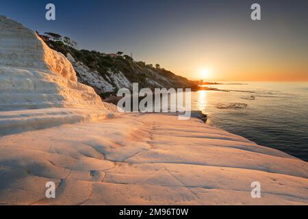 Falaise rocheuse des marches des Turcs à Agrigento, Sicile, Italie au lever du soleil. Banque D'Images