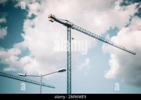 Les grues de construction contre le fond du ciel. Banque D'Images