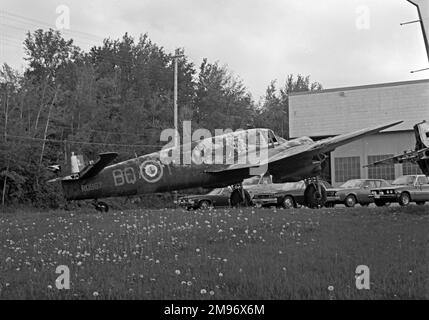 Construit en tant que Beaufighter TF.X (version Torpedo Fighter) RD467 a été converti en TT.X, pour le remorquage de cible. Vu ici en mauvais état à l'aéroport de Rockcliffe, à Ottawa, au Canada. Maintenant à l'intérieur du Musée de l'aviation du Canada. Banque D'Images