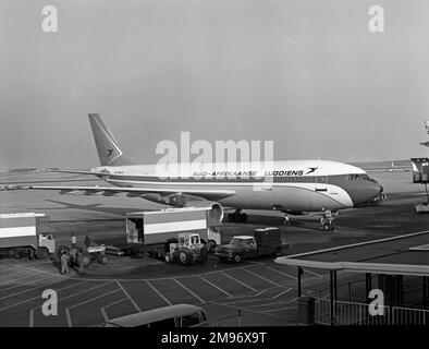 Atterrissage photographié à l’aéroport de Sydney en novembre 1981, cet Airbus A300 a été nommé « James Cook ». Premier vol pour Trans Australia Airlines en juillet 1981 Banque D'Images