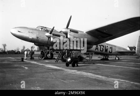 Avro Lancatrian G-AGWJ de British South American Airlines vu à l'aéroport de Londres le 18 mai 1946, à peine 3 mois avant qu'il ne soit endommagé pour réparation lors d'un atterrissage en Gambie. Il a volé la route de Londres à Buenos Aires. Banque D'Images