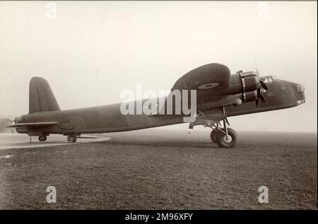 Short Stirling, L7605, bombardier lourd à quatre moteurs, deuxième prototype (sidéview). Banque D'Images