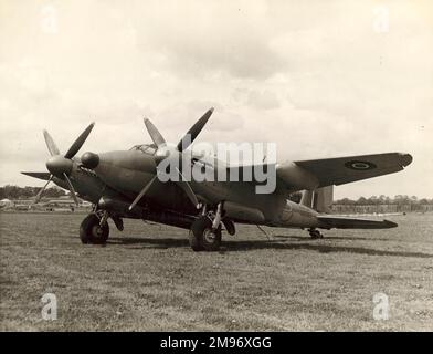 Le premier prototype de la de Havilland Sea Mosquito TR33, LR387, vu ici portant une torpille. Le Mosquito a été le premier avion britannique à deux moteurs à atterrir sur un porte-avions. Banque D'Images