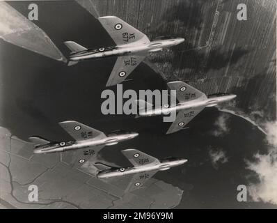 Quatre Hawker Hunter 4s effectuent des acrobaties aériennes. Banque D'Images