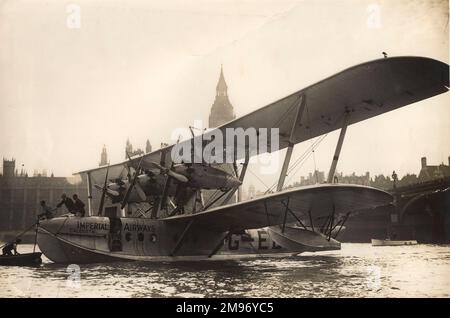 Imperial Airways Short S8 Calcutta, G-EBVG, ville d'Alexandrie, amarrée par les chambres du Parlement, août 1928, où elle a été inspectée par de nombreux membres des deux chambres. Alimenté par trois moteurs radiaux 540hp Bristol Jupiter XIF, le bateau volant pouvait accueillir confortablement 15 passagers et comprenait un buffet avec l'équipement nécessaire pour un steward, un lavabo et de l'espace pour les bagages et le courrier. Deux pilotes ont été logés côte à côte dans un poste de pilotage ouvert au nez de la coque, un compartiment sans fil étant installé entre le poste de pilotage et la cabine. Banque D'Images