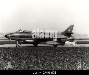 Un chasseur de Hawker F58 de la Force aérienne suisse est armé de missiles de surface aérienne Maverick au cours de procès réussis. Novembre 1981. Banque D'Images