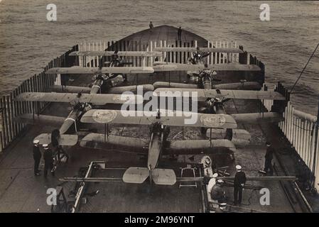 Sept chameaux Soopwith 2F1 se sont alignés sur le pont du HMS Furious avant le raid sur les hangars du Tondern le 19 juillet 1918. Le raid a entraîné la destruction des Zeppelins L54 et L60 dans un seul hangar et les dommages à un second hangar. Seulement deux des chameaux ont réussi à retourner à la force navale. Banque D'Images