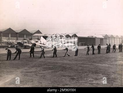 Des ingénieurs ont posé un nouveau câble électrique à l'aéroport de Croydon en mars 1935. Parmi les avions en arrière-plan, on trouve Boulton & Paul P71A, G-ACOX, Boadicea, d'Imperial Airways; Short L17, G-ACJJ, Scylla; de Havilland DH86, G-ACVZ, Jupiter, De Railway Air Services et Avro 652, G-ACRN, Ava. Banque D'Images