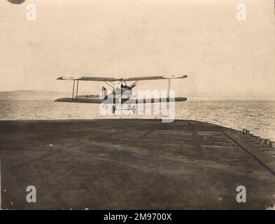 Un Soopwith 1½ Strutter prend le départ de HMS Furious, le 25 mars 1918. Banque D'Images