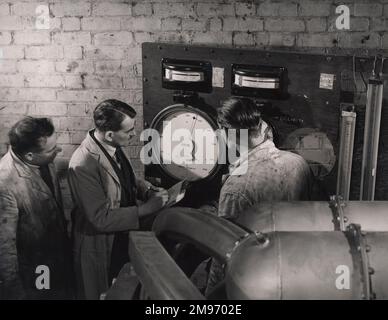 « Sir Frank Whittle (au centre) et ses associés expérimentent avec une première turbine à gaz dans une fonderie désaffectée de Lutterworth. Une scène du film COX "The Wonder Jet". Produit par l'unité du film de la Couronne pour l'unité d'information économique, ce film raconte l'histoire passionnante de l'une des merveilles de ce siècle : la turbine à gaz à propulsion par jet. C'est une histoire de pionnier et de réussite britannique. Il y a vingt-cinq ans, la turbine à gaz n’existait pas, elle est aujourd’hui un facteur vital dans la lutte de la Grande-Bretagne pour la prospérité. » Banque D'Images