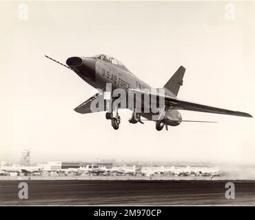 Le premier vol inaugural du premier F-100F Super Sabre nord-américain effectué par Alvin S. White. Banque D'Images