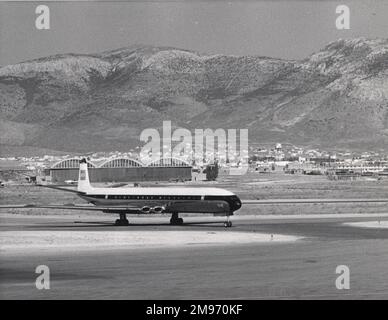 Le premier de Havilland DH106 Comet 4B, probablement G-APMA Sir Edmund Halley, de BEA, peut-être à Athènes. Banque D'Images