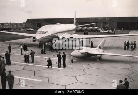 Le premier prototype de la Comet de Havilland DH106, G-5-1 (plus tard enregistré G-ALVG) et le troisième prototype de Havilland DH108, VW120, à Hatfield, 27 juillet 1949. Banque D'Images