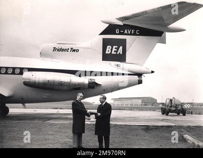 De Havilland/Hawker Siddeley DH/HS121 Trident 2E, G-AVFC, de BEA à Hatfield. John Cunningham est sur la gauche. Banque D'Images